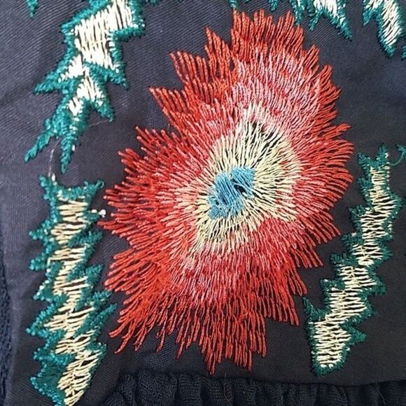 Boutique navy Embroidered Top navy blue vneck sleeveless multicolored small - Picture 8 of 16